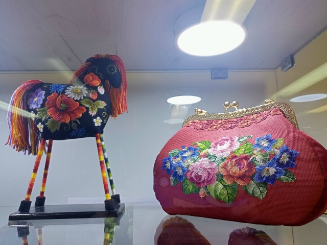 «От иглы к шедевру» – выставка авторских работ прикладной вышивки Марины Кульневой