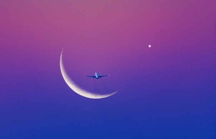 Выставка фотографий Андрея Аксёнова «Луна и Самолет»