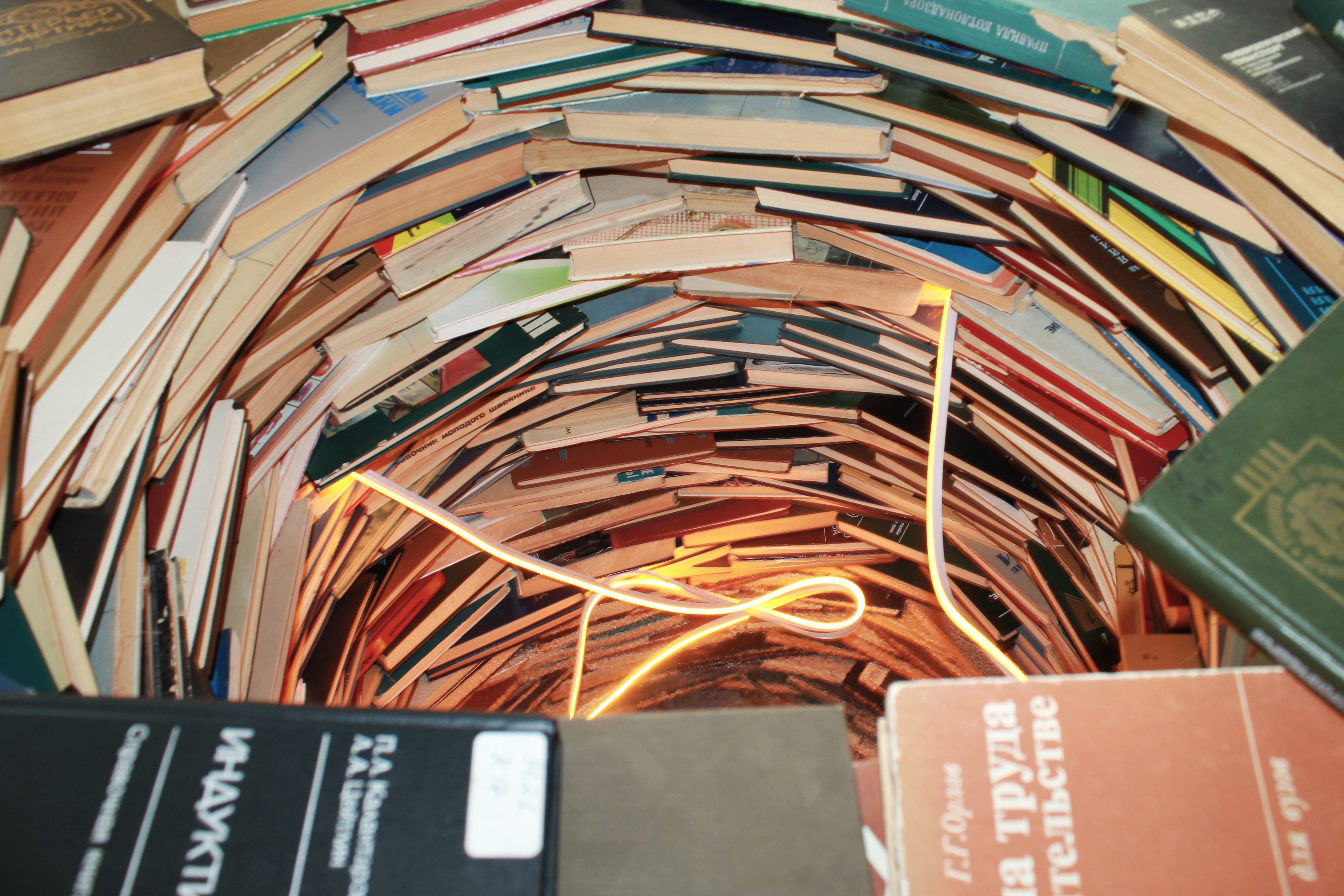 Книжный фестиваль. Инсталляция "Колодец знаний"