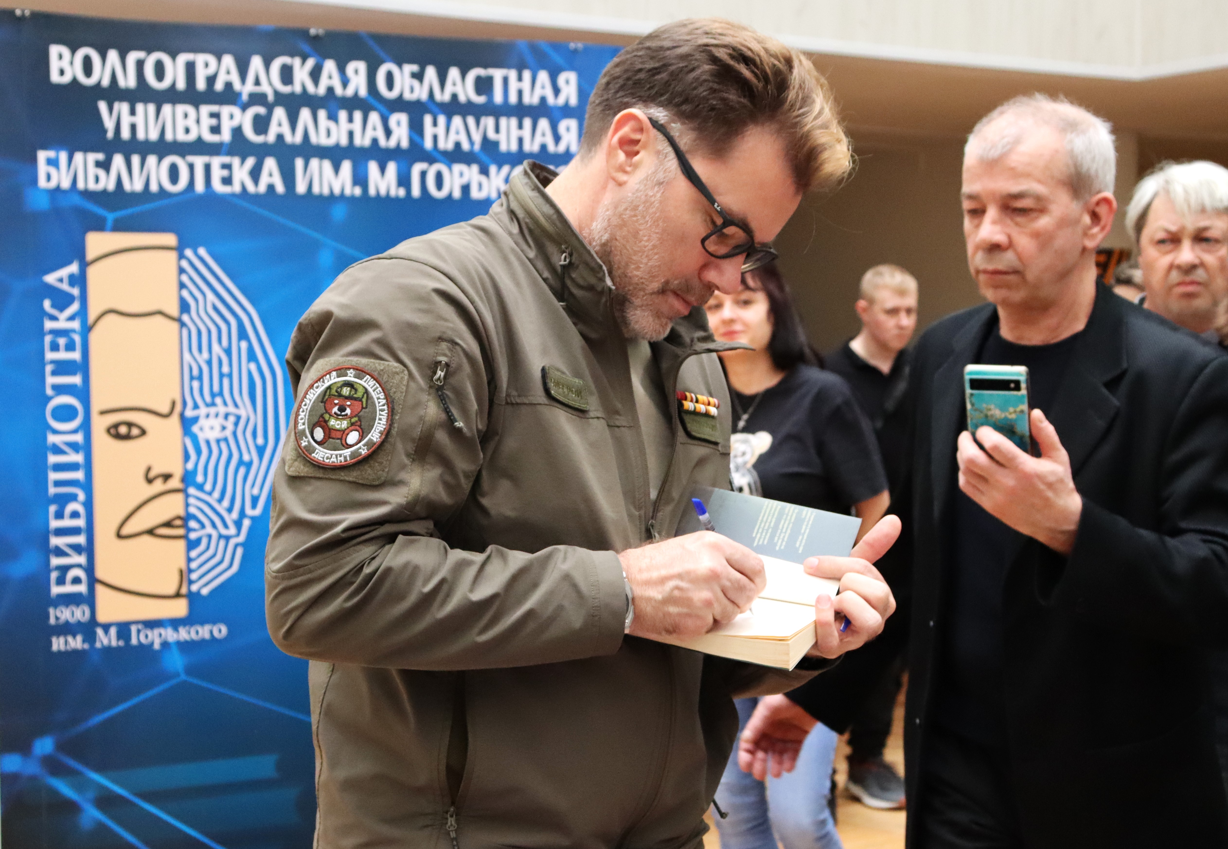 Пассажиры «Книжного поезда» раздали в «Горьковке» сотни автографов. Олег Рой