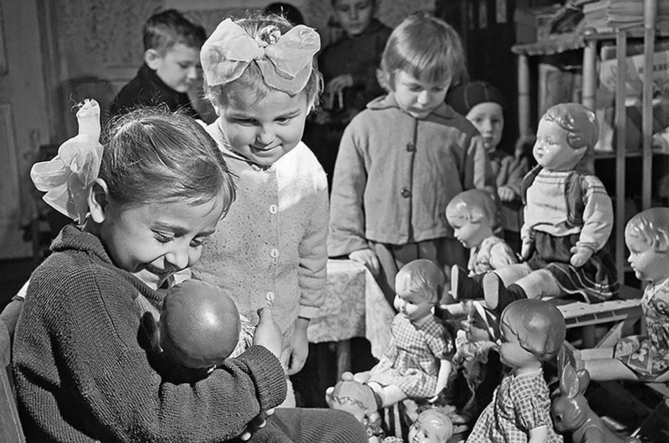 Жизнь советского ребенка. Советские дети в детском саду. Довоенное детство советских детей. Радостные советские дети. Счастливое довоенное детство.