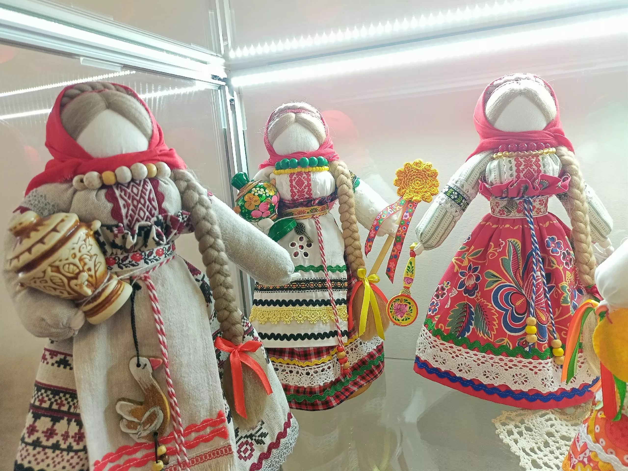 «Лёнушка» – выставка обрядовых народных кукол Алёны Сенкевич в рамках цикла «Территория творчества»