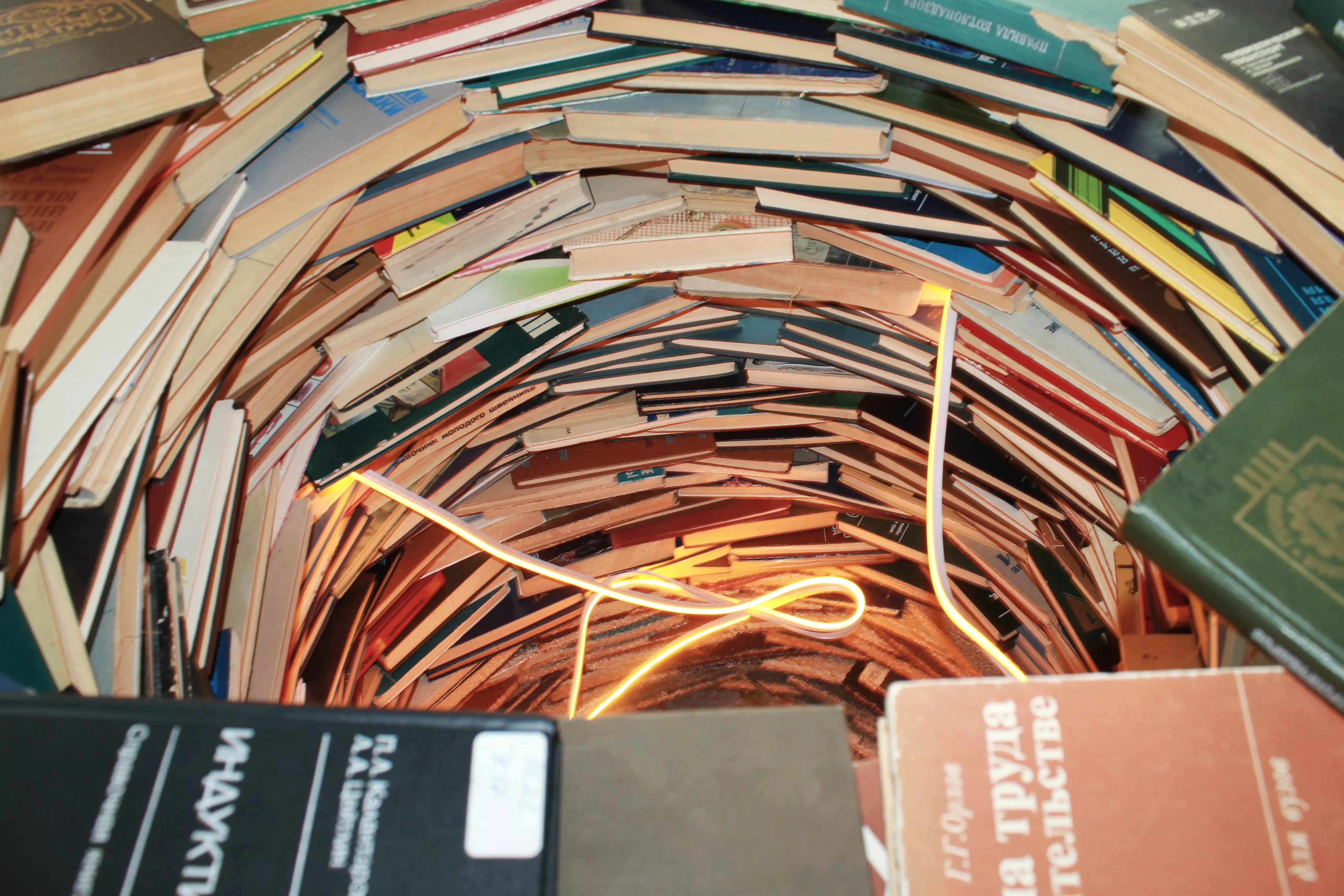 Книжный фестиваль. Инсталляция "Колодец знаний"